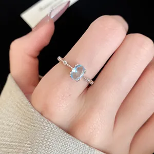 Vue détaillée d'une bague en argent élégante ornée d'un zircon bleu clair ovale brillant.