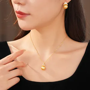 Détail élégant d'un collier plaqué or 18 carats avec un pendentif perle éclatant