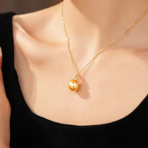 Détail d'un collier de perles plaqué or 18k avec pendentif en zircon sur un mannequin