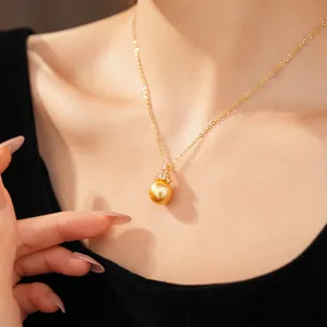 Détail en gros plan d'un élégant collier de perles dorées avec pierres de zircon