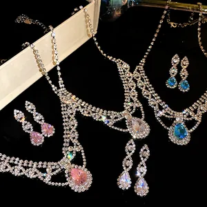 Ensemble de collier et boucles d'oreilles en zircone de luxe avec pendentif goutte.