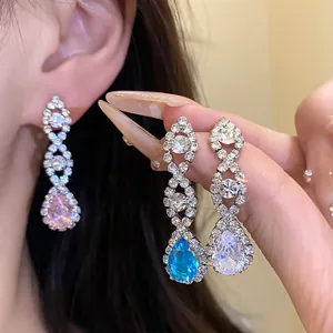 Détails des boucles d'oreilles élégantes en forme de goutte avec zircons étincelants