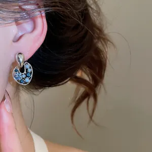 Orecchini vintage in argento con strass blu scintillanti per le donne eleganti