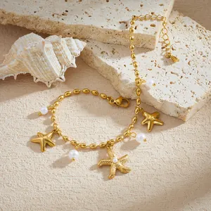 Détail d'un bracelet de plage en acier inoxydable doré avec étoiles de mer et perles.