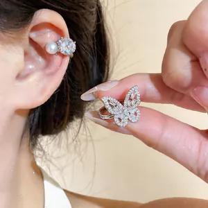 Vista dettagliata di un elegante clip orecchio a farfalla in zircone argento