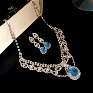 Vue rapprochée d'un ensemble collier et boucles d'oreilles en cristal avec gouttes bleues