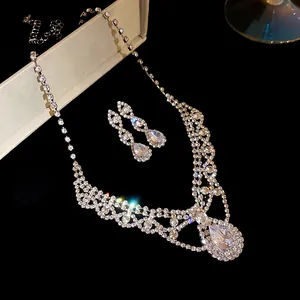 Vue détaillée du collier et des boucles d'oreilles en zircone étincelante sur fond noir