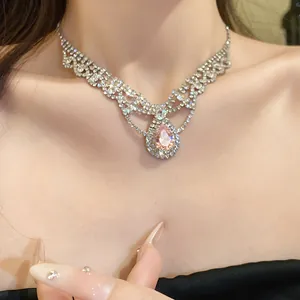 Gros plan d'un élégant collier en zircon rose avec des détails complexes en strass.