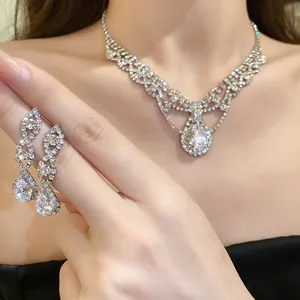 Gros plan de l'ensemble collier et boucles d'oreilles assortis en zircone scintillante