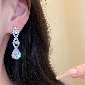 Gros plan de boucles d'oreilles en zircon en forme de goutte avec détails de strass