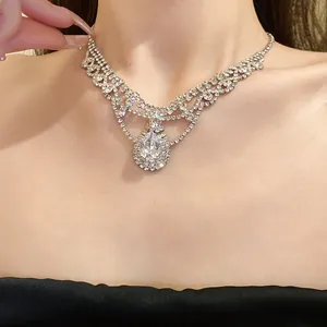 Gros plan d'un collier ras du cou en zircone avec dentelle en forme de goutte d'eau sur le cou.
