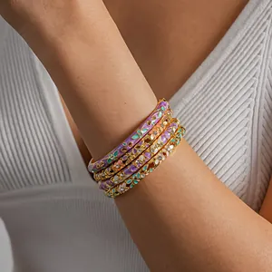Detailansicht von eleganten Retro-Emaille-Armreifen mit Blumen und glitzernden Steinen