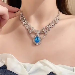 Détail rapproché de la pierre précieuse bleue étincelante sur le collier choker argent.