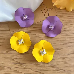 Vintage island style flower stud earrings with sparkling crystals for women