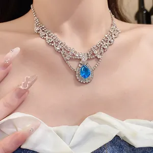 Gros plan d'un collier ras de cou en strass avec pendentif goutte d'eau sur modèle