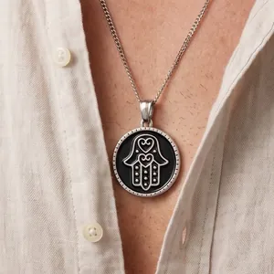 Collana con ciondolo Hamsa vintage in acciaio al titanio con dettagli a cuore.