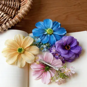 Vue détaillée de pinces à cheveux en fleurs de tissu colorées sur un carnet