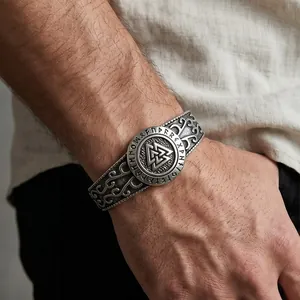 Detail van een vintage Viking Valknut-rune brede manchetarmband om een herenpols