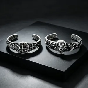 Detailopname van twee vintage Viking-armbanden met reliëf van runen en krijgers