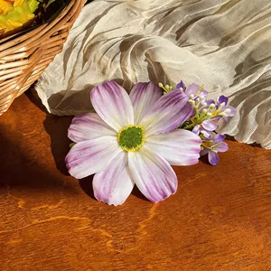 Détail d'une pince à cheveux fleurie en tissu avec des pétales en dégradé et fleurs.