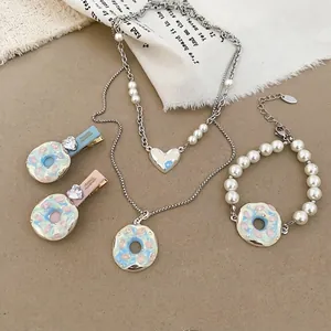 Parure de bijoux donut avec collier de perles, bracelet et barrettes aux tons pastels