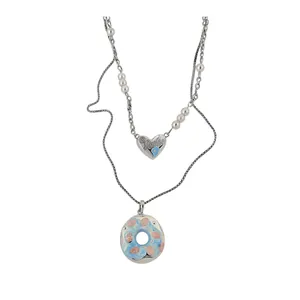 Collier multicouche style crème douce avec pendentifs beignet et cœur perlé