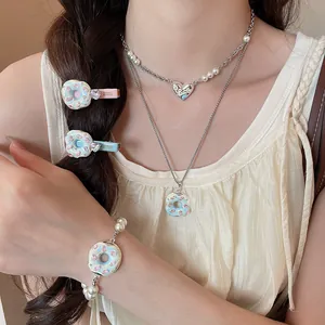 Vue détaillée de l'ensemble de bijoux beignets avec collier bracelet et barrettes