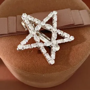 Elegante fermaglio per capelli a stella in zircone su lussuosa scatola regalo in velluto marrone