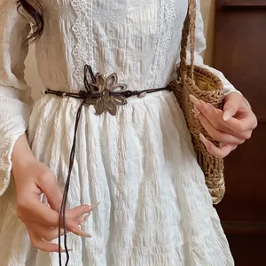Damen Ethno Handgewebter Gürtel Vintage Geflochtene Taillenkette Mit Holzblumen-Dekor Für Kleider Hanfu Accessoire Kaffeebraun