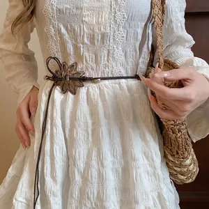 Eleganter handgefertigter brauner Flechtgürtel im Ethno-Stil mit Holzblumen-Verzierung