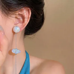 Orecchini a goccia con nuvola cangiante e perla, ago d'argento e catena a nappa