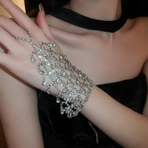 Primer plano detallado de una pulsera de mano con diamantes de imitación brillantes