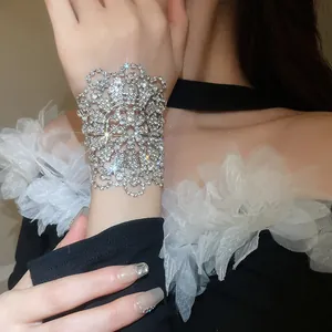 Primer plano de un lujoso brazalete de strass de industria pesada en una modelo