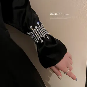 Primer plano detallado de un brazalete de diamantes de imitación con brillo lujoso