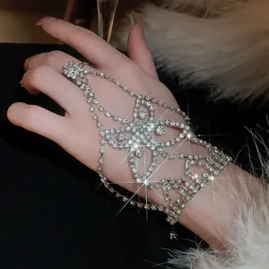 Detalle de pulsera de mano con diamantes de imitación brillantes y diseño floral