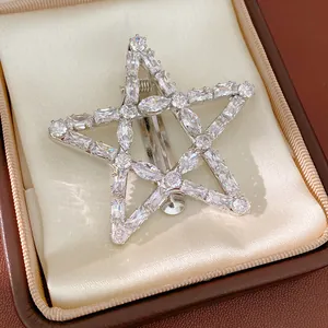 Dettaglio fermaglio per capelli a stella in zircone di lusso, accessorio elegante