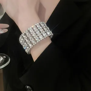 Vista detallada de una lujosa pulsera ancha con múltiples filas de pedrería brillante