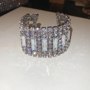 Vista macro de pulsera de puño de varias filas con diamantes y cristales iridiscentes