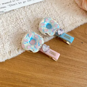 Détail rapproché de barrettes à cheveux beignet avec des cristaux en forme de cœur