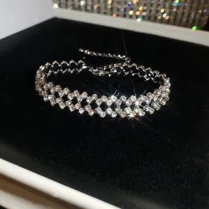 Primer plano exquisito de pulsera con brillantes diamantes sobre fondo de terciopelo negro