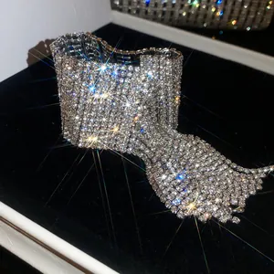 Detalle de cerca de una lujosa pulsera de varias filas con cristales muy brillantes
