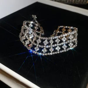 Primer plano detallado de un brazalete de diamantes de imitación sobre terciopelo