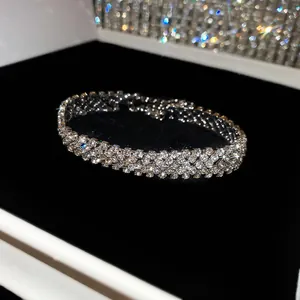 Detalle macro de una pulsera de diamantes de imitación brillantes sobre terciopelo.
