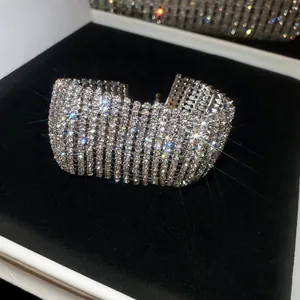 Primer plano de una pulsera brillante de varias filas de strass en caja de terciopelo