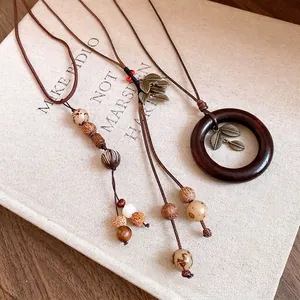 Collier Long Vintage Tissé à la Main Avec Pendentif Anneau en Bois et Feuille de Métal Bronze Bijoux de Style Ethnique