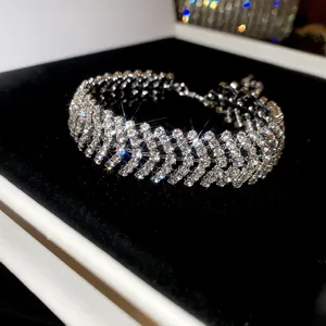 Detalle macro de una pulsera de diamantes de imitación brillantes en caja de regalo.