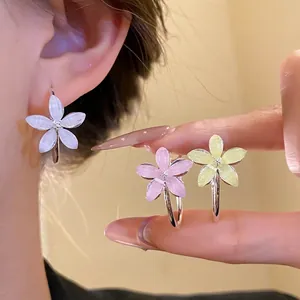 Elegantes pendientes de aro con flores de resina y pétalos perlados en varios colores