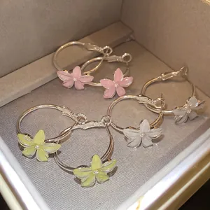Encantadores pendientes de aro con flores de resina en tres colores en una caja de regalo