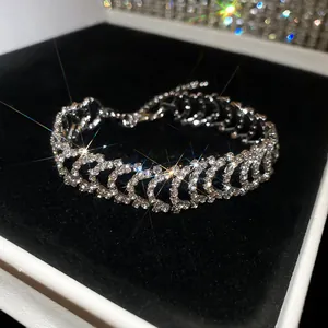 Elegante pulsera de cadena con pedrería brillante en una caja de terciopelo negro