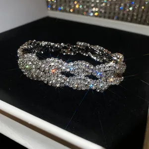 Detalle de una lujosa pulsera de diamantes de imitación sobre fondo de terciopelo negro